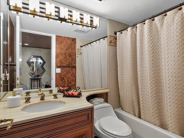 216 W Kavenish Dr — Photo 26