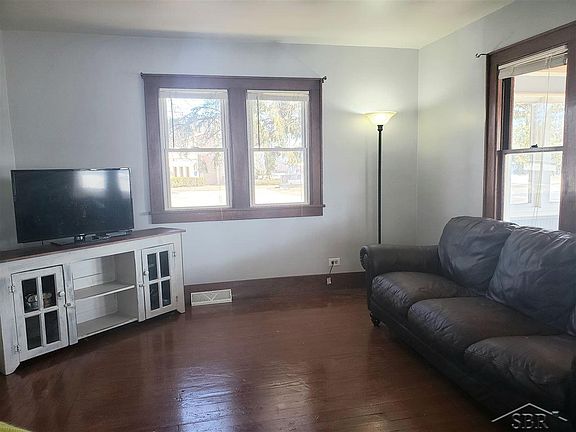 2nd image of 466 W Saginaw St
