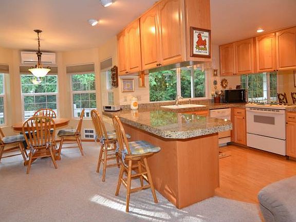 Eating nook off the kitch