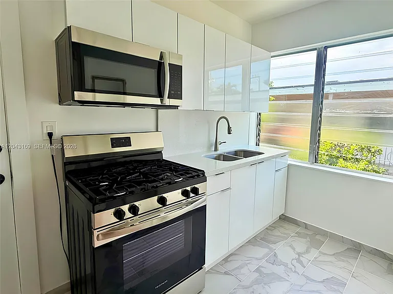 641 10th St #7 — Photo 7