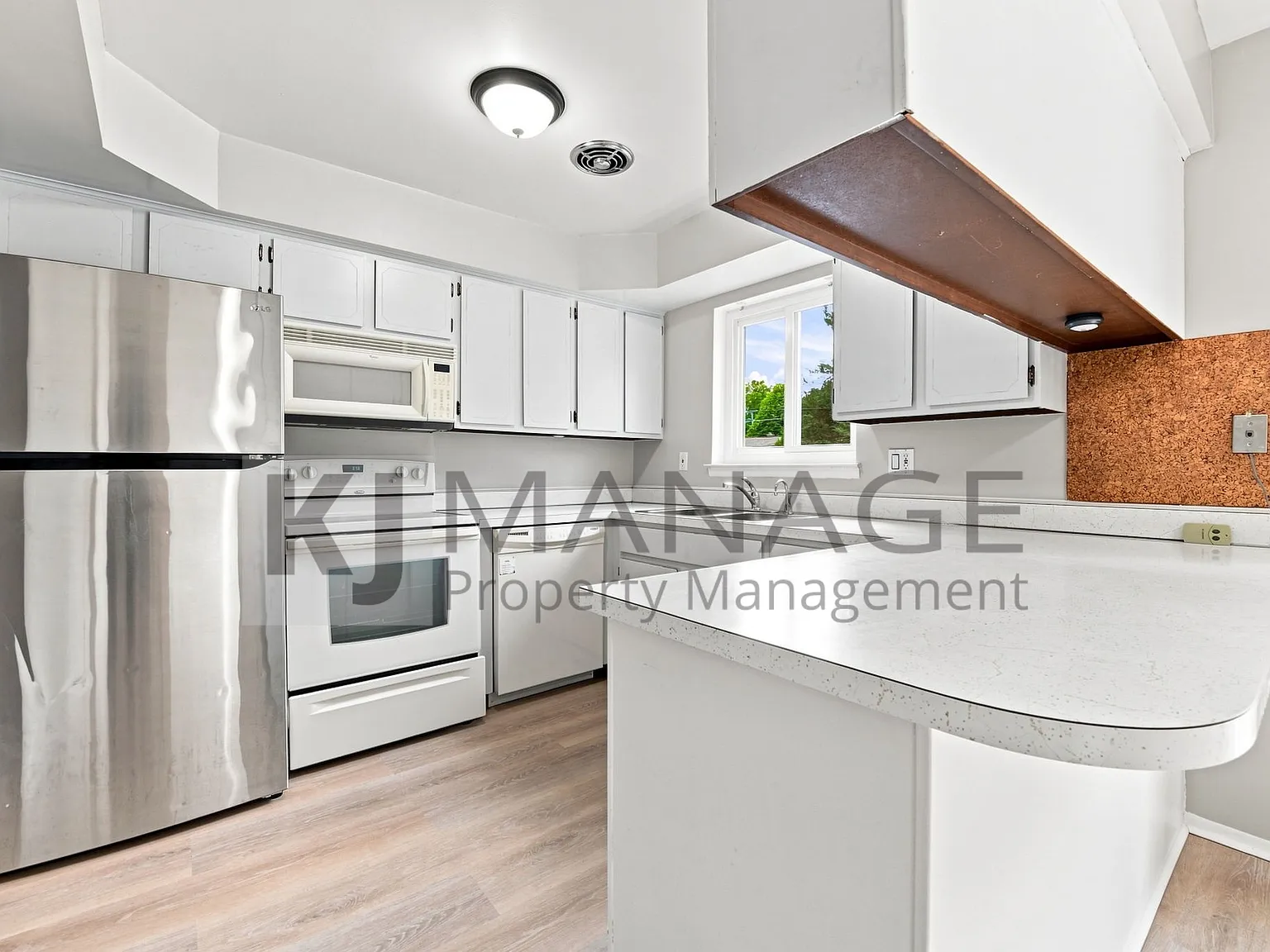 3 bed, 2.5 bath, 1142 sqft, $2,095 — Photo 2