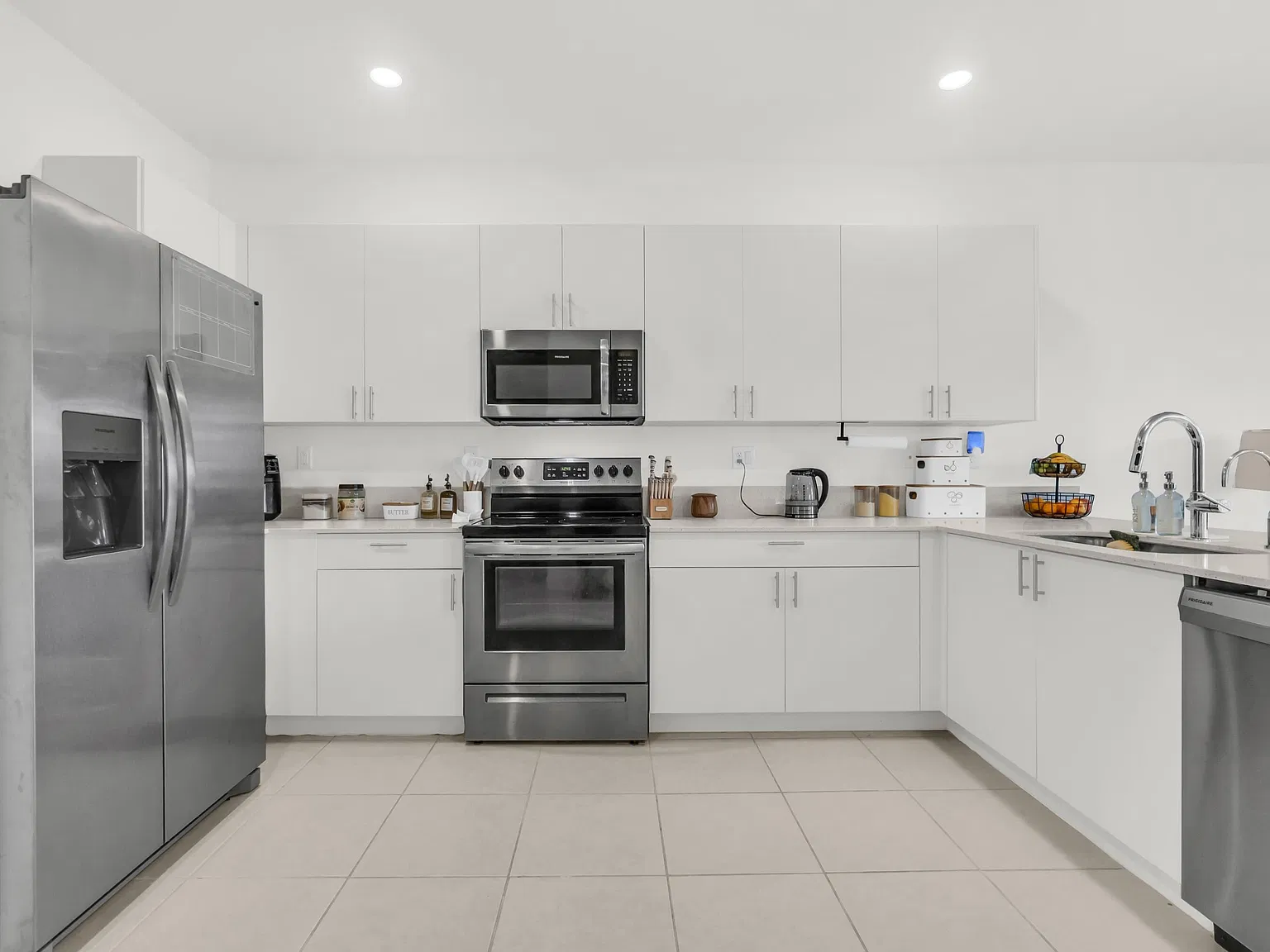 4 bed, 2.5 bath, 1820 sqft, $3,000 — Photo 2