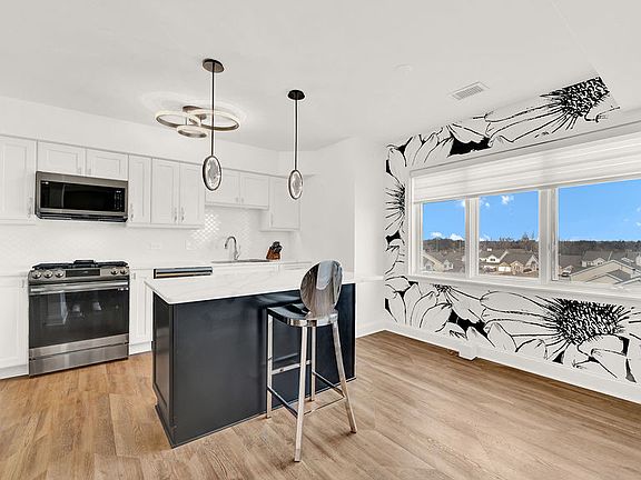 3rd image of 5520 W 115th St #504