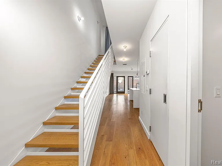 644 Selden St #302 — Photo 5