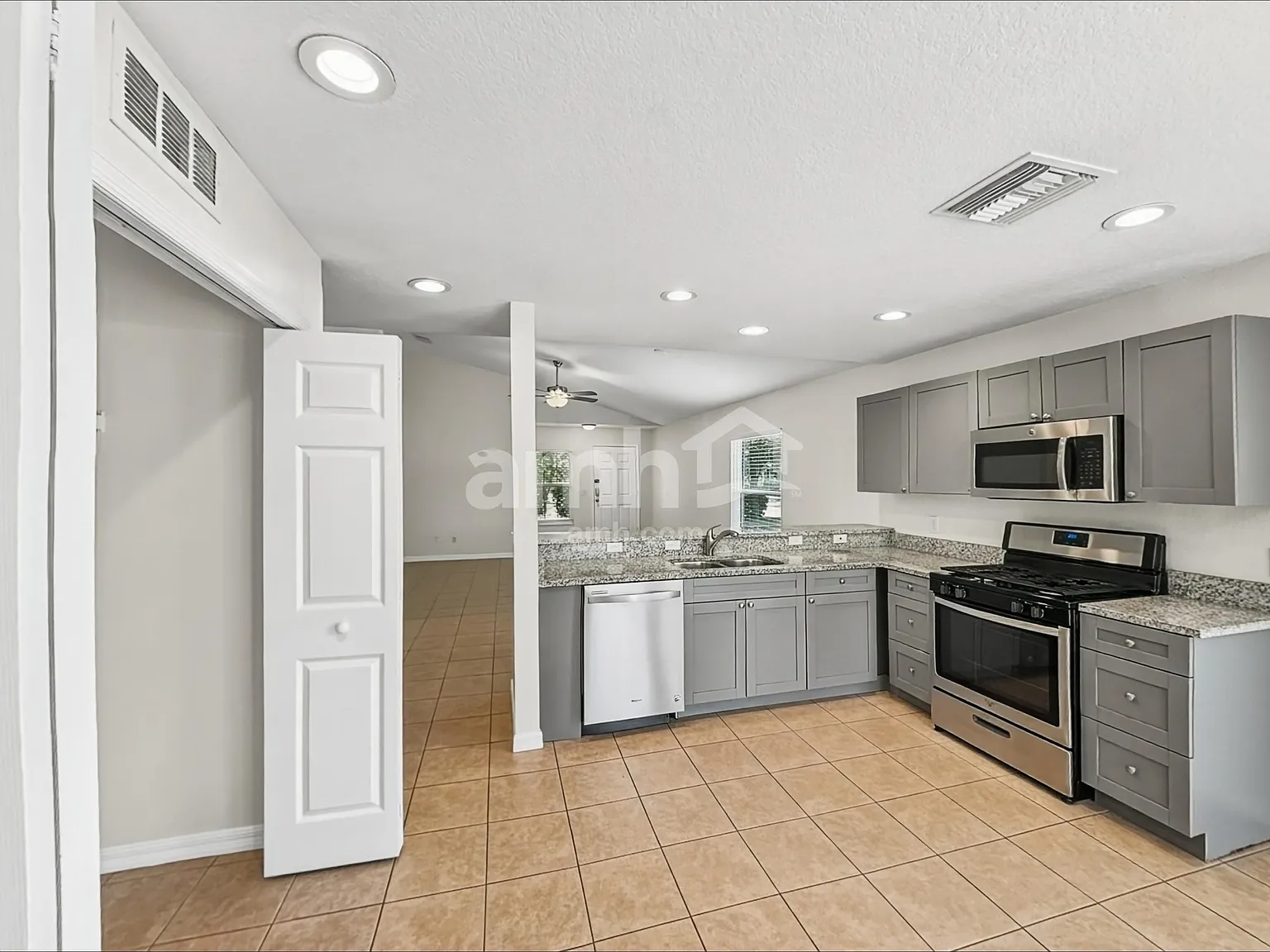 3 bed, 2.0 bath, 1340 sqft, $2,370 — Photo 4