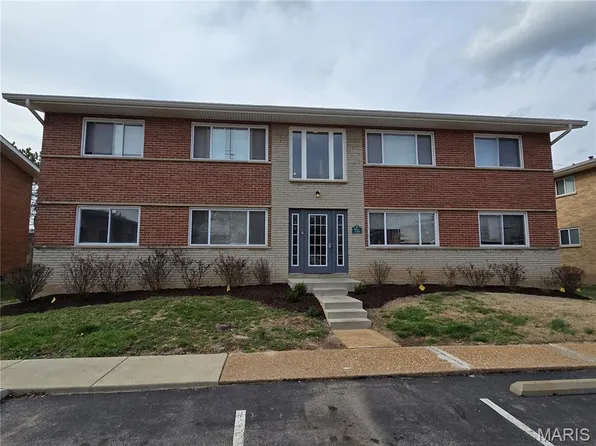 2 Bruce Dr, Florissant, MO 63031