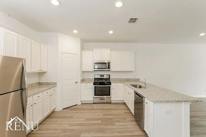 5 bed, 2.5 bath, 2543 sqft, $2,255 — Photo 4