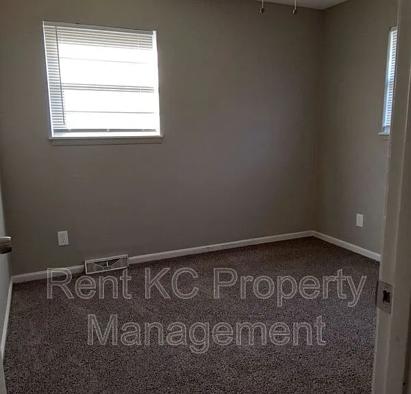 5703 NE 51st St — Photo 8