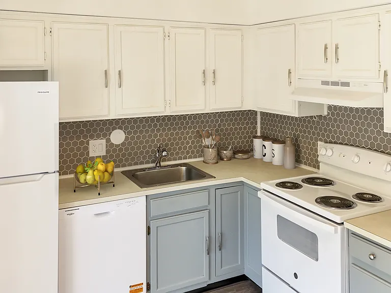 Creekwood Apartments — Photo 9