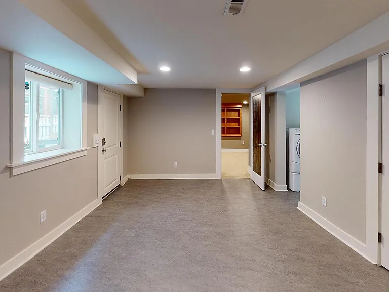 812 W Bothwell St — Photo 7