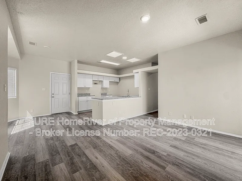 4 bed, 2.0 bath, 1820 sqft, $2,295 — Photo 4