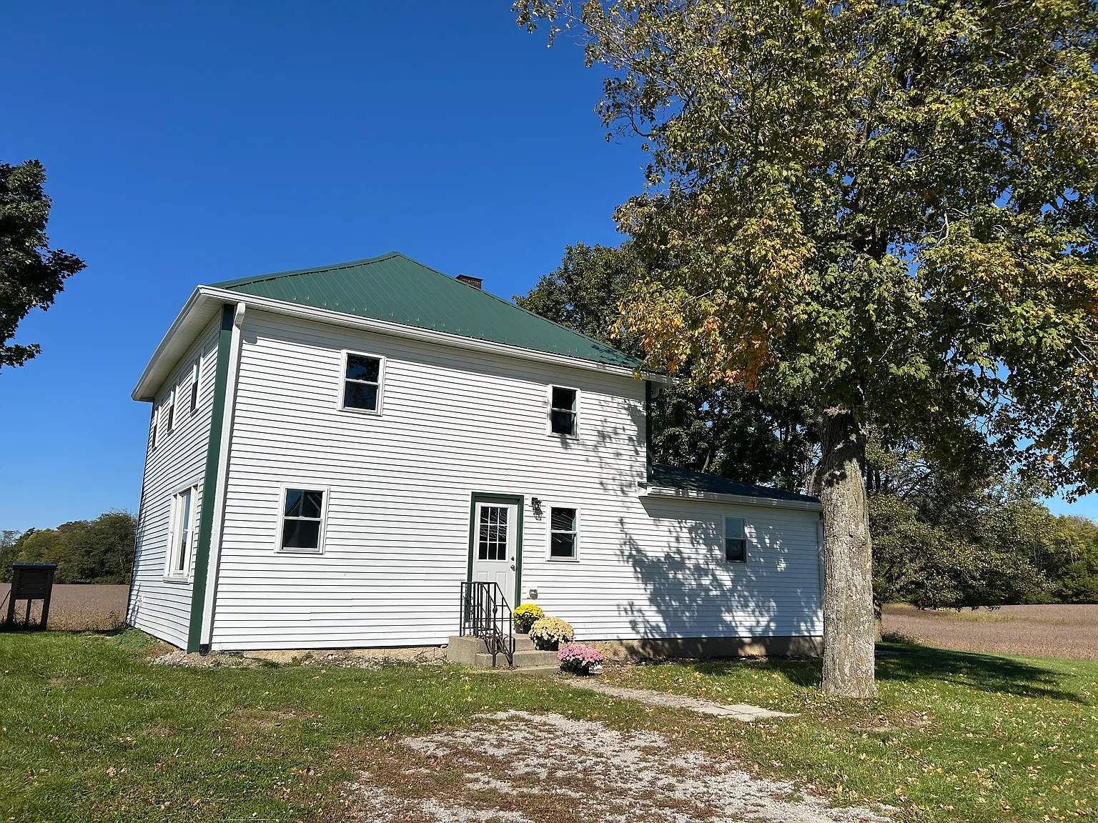 4 bed, 2.5 bath, 1880 sqft, $2,400 — Photo 1