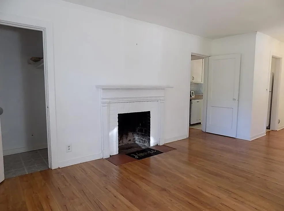 2 bed, 1.0 bath, 860 sqft, $1,050 — Photo 3