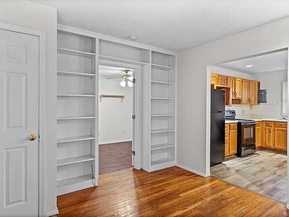 5th image of 1121 Redman Blvd