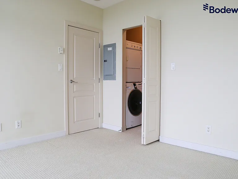 1483 King Edward Ave E — Photo 13