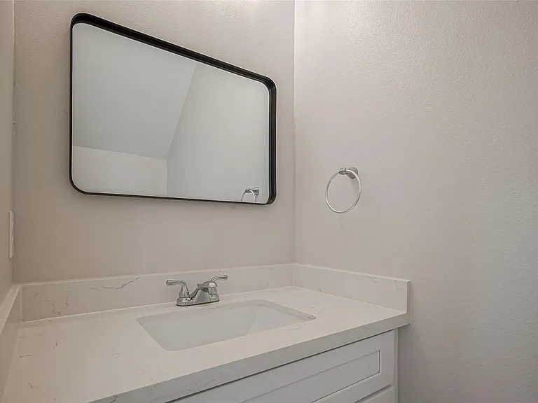 918 Saint Clair St #B — Photo 17