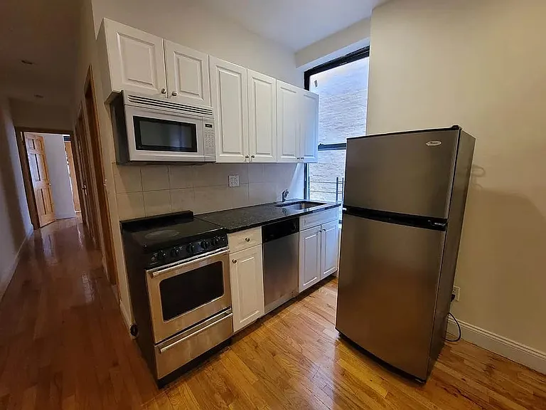 111 E 7th St #5T — Photo 6