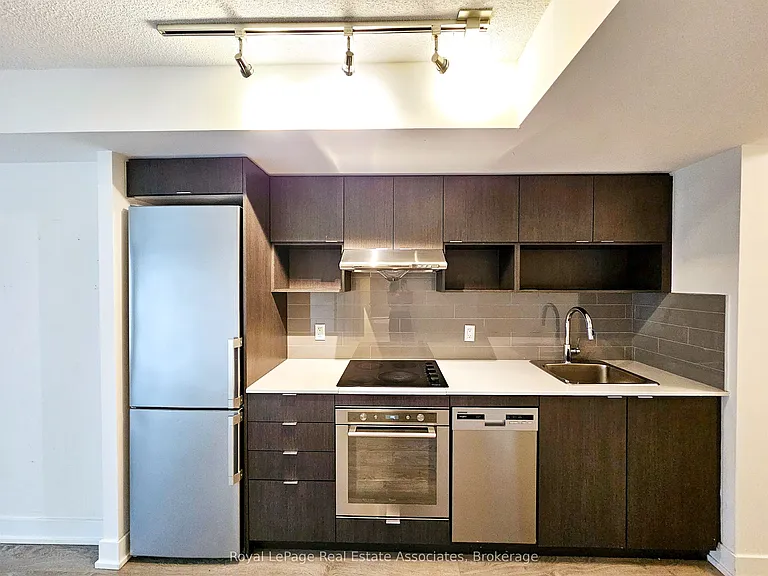 7 Mabelle Ave #905 — Photo 3