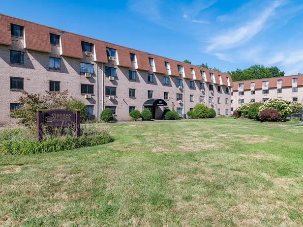 119 Grove St APT 231, Rockland, MA 02370