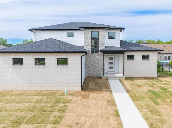 112 Shannon Hills Dr, Washington, IL 61571