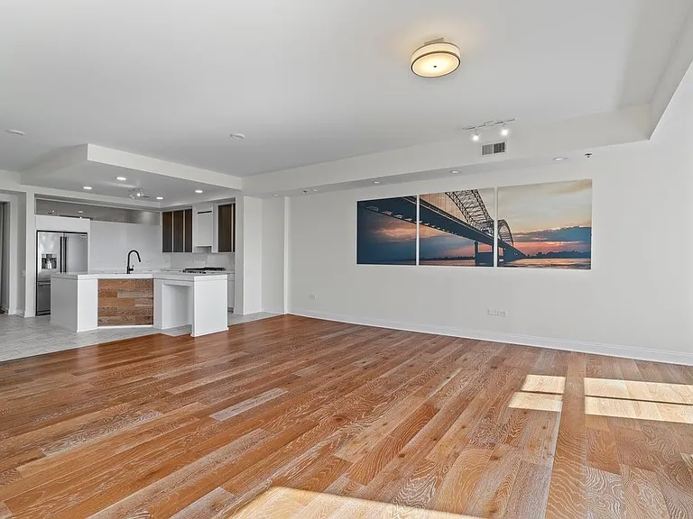 717 Riverside Dr — Photo 2