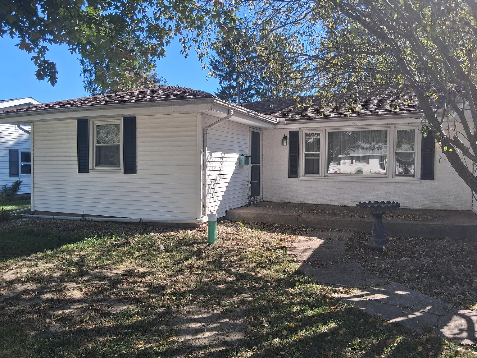 3 bed, 1.5 bath, 1353 sqft, $1,700 — Photo 1