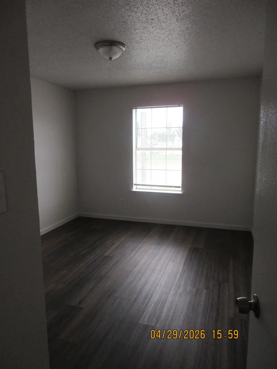 Building Photo - 2527 Louise St #105