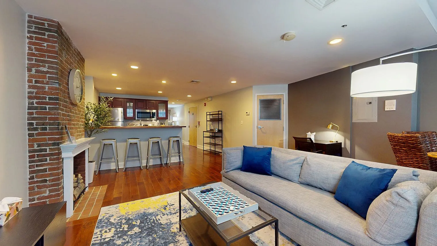 1 bed, 1.0 bath, 796 sqft, $6,226 — Photo 2