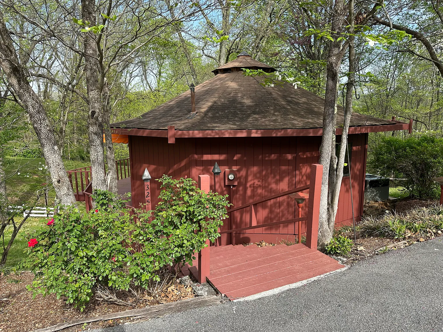 Poplar Hill Ln, Bristol — Photo 1