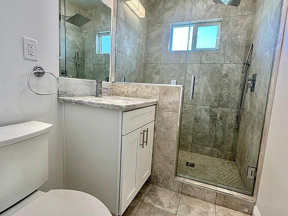 4th image of 950 S Mariposa Ave APT 15