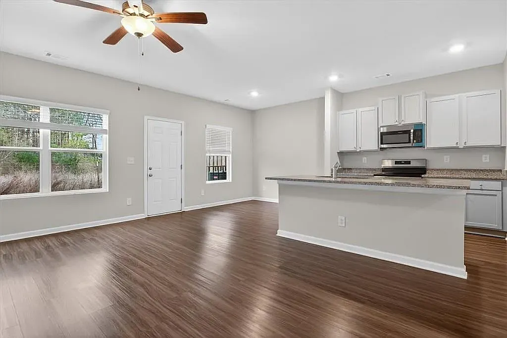 3 bed, 1665 sqft, $1,800 — Photo 2