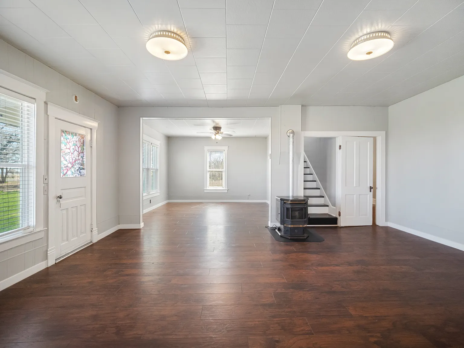 4 bed, 2400 sqft, $1,600 — Photo 4
