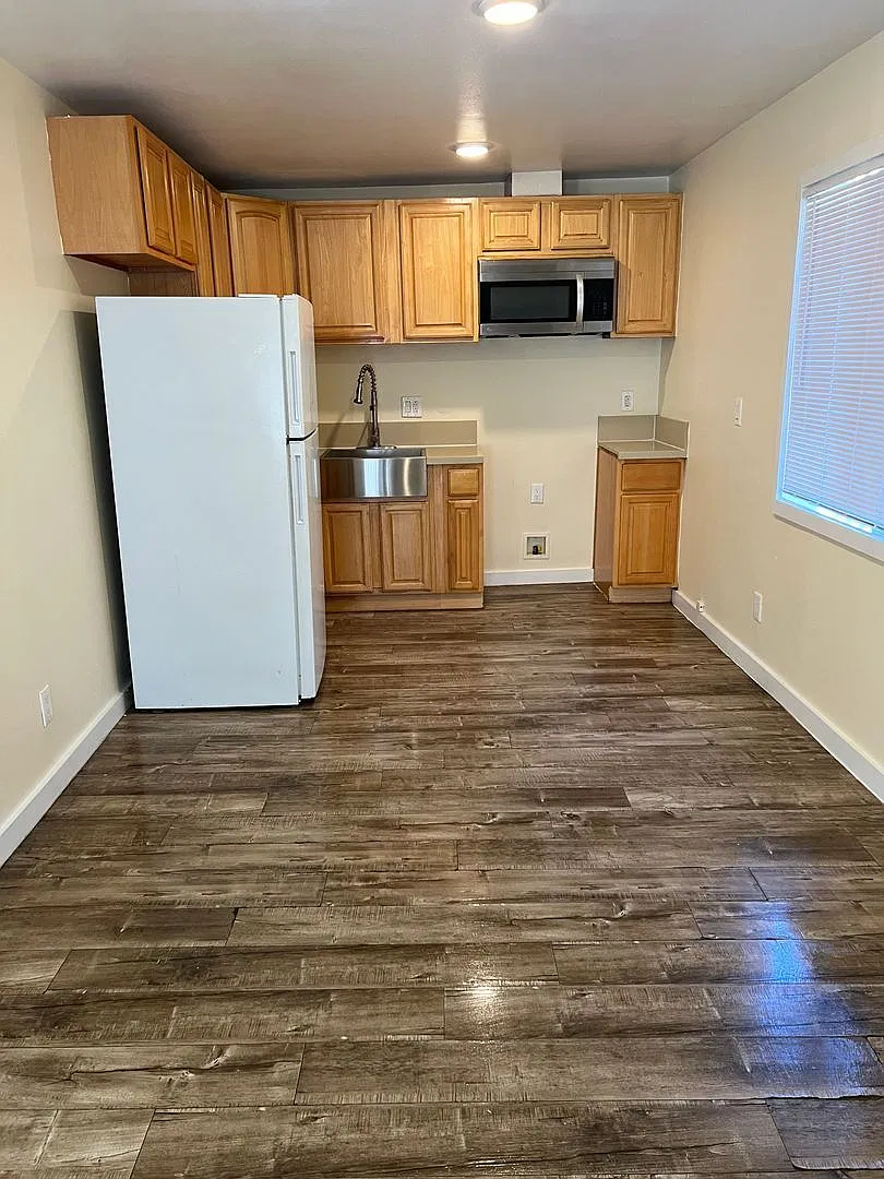 3 bed, 1.0 bath, 700 sqft, $2,475 — Photo 2