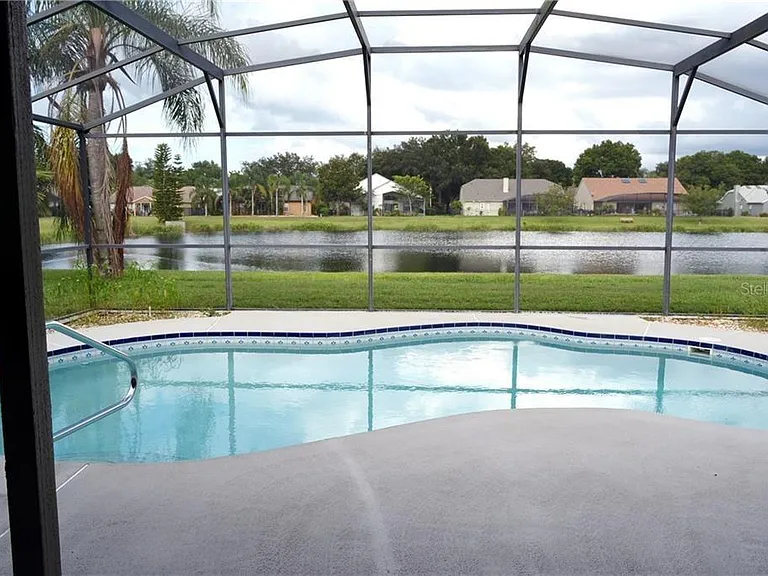 821 Laurelcrest Dr — Photo 1