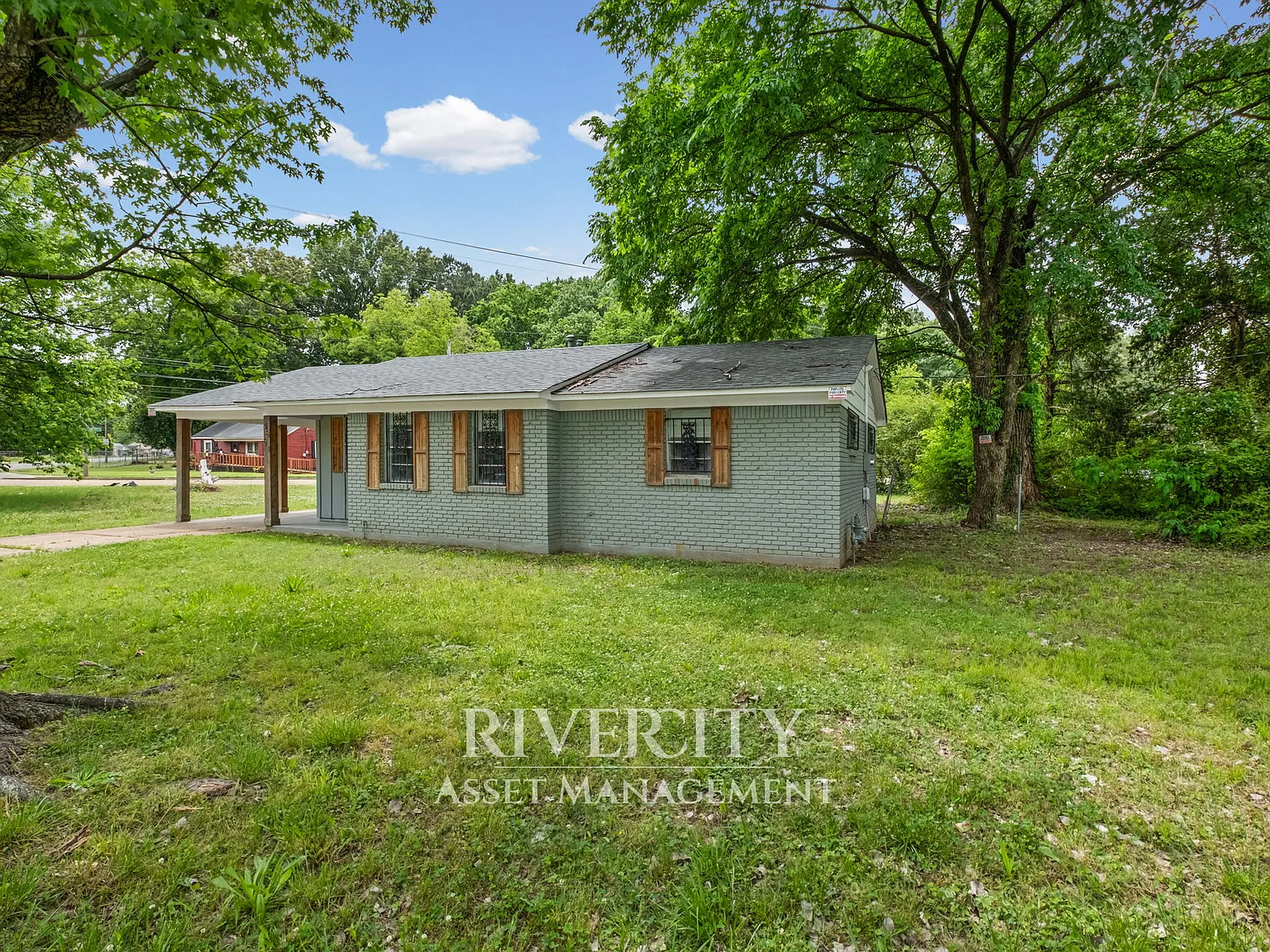 3 bed, 1035 sqft, $1,295 — Photo 3