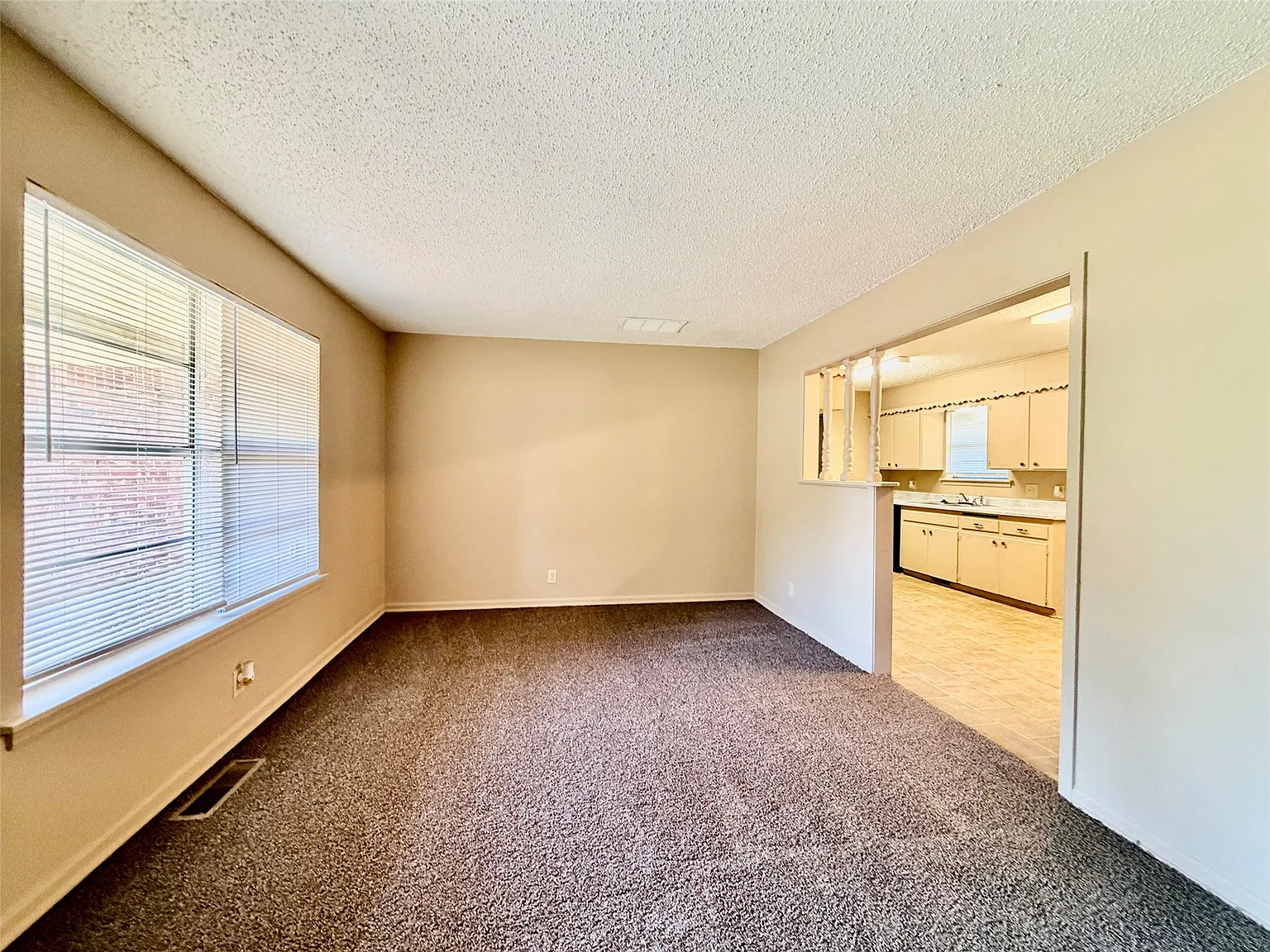 3 bed, 1.0 bath, 1049 sqft, $1,300 — Photo 2
