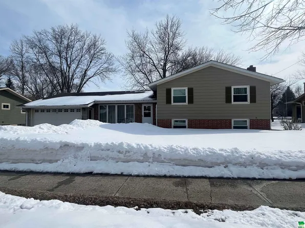 1540 E 8th St, Sheldon, IA 51201