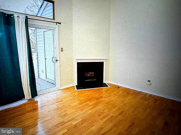 4th image of 102 Gregorys Way #102
