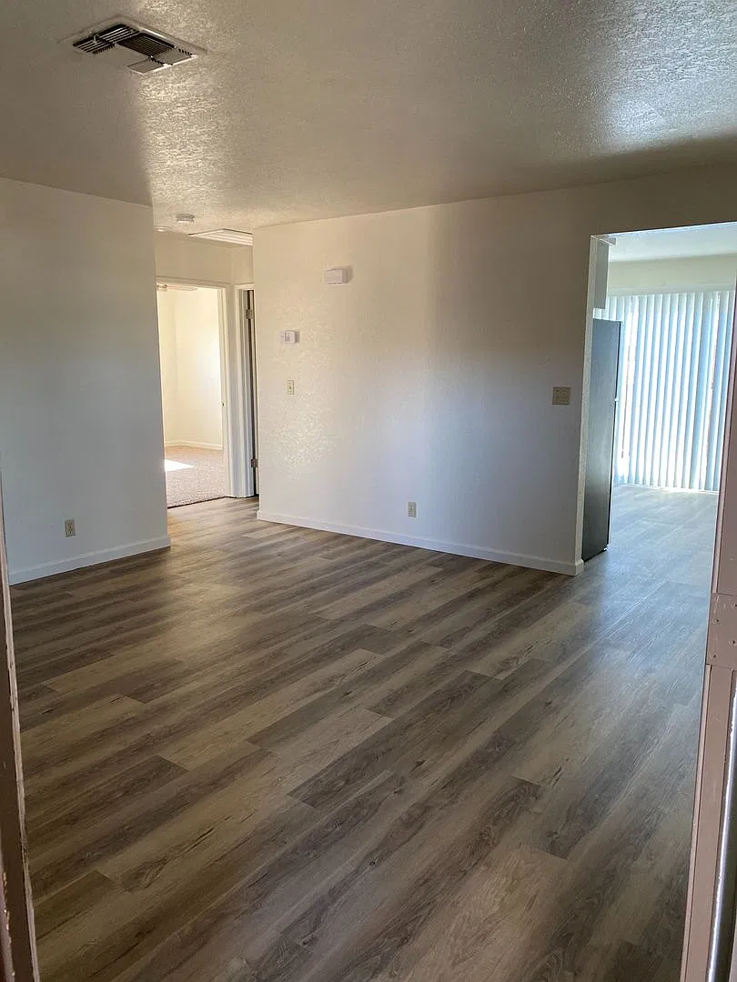 0075-Lake Court — Photo 2