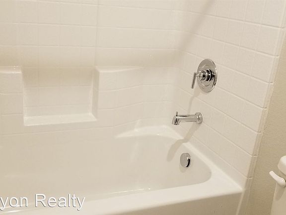 3rd image of 2938 Tremont Ave