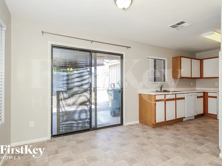 3132 W Robin Ln — Photo 5