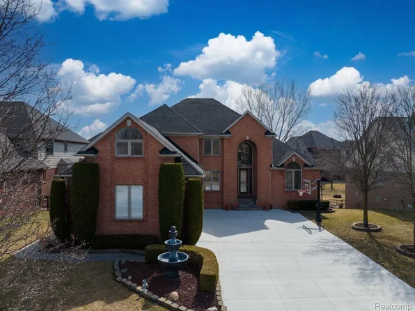 57474 Stonebriar Dr, Washington, MI 48094