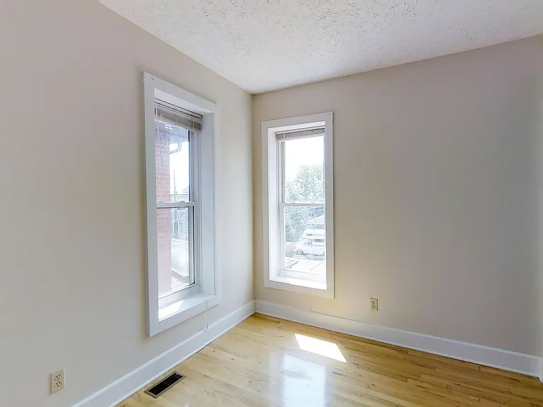 1379 Indianola Ave — Photo 7