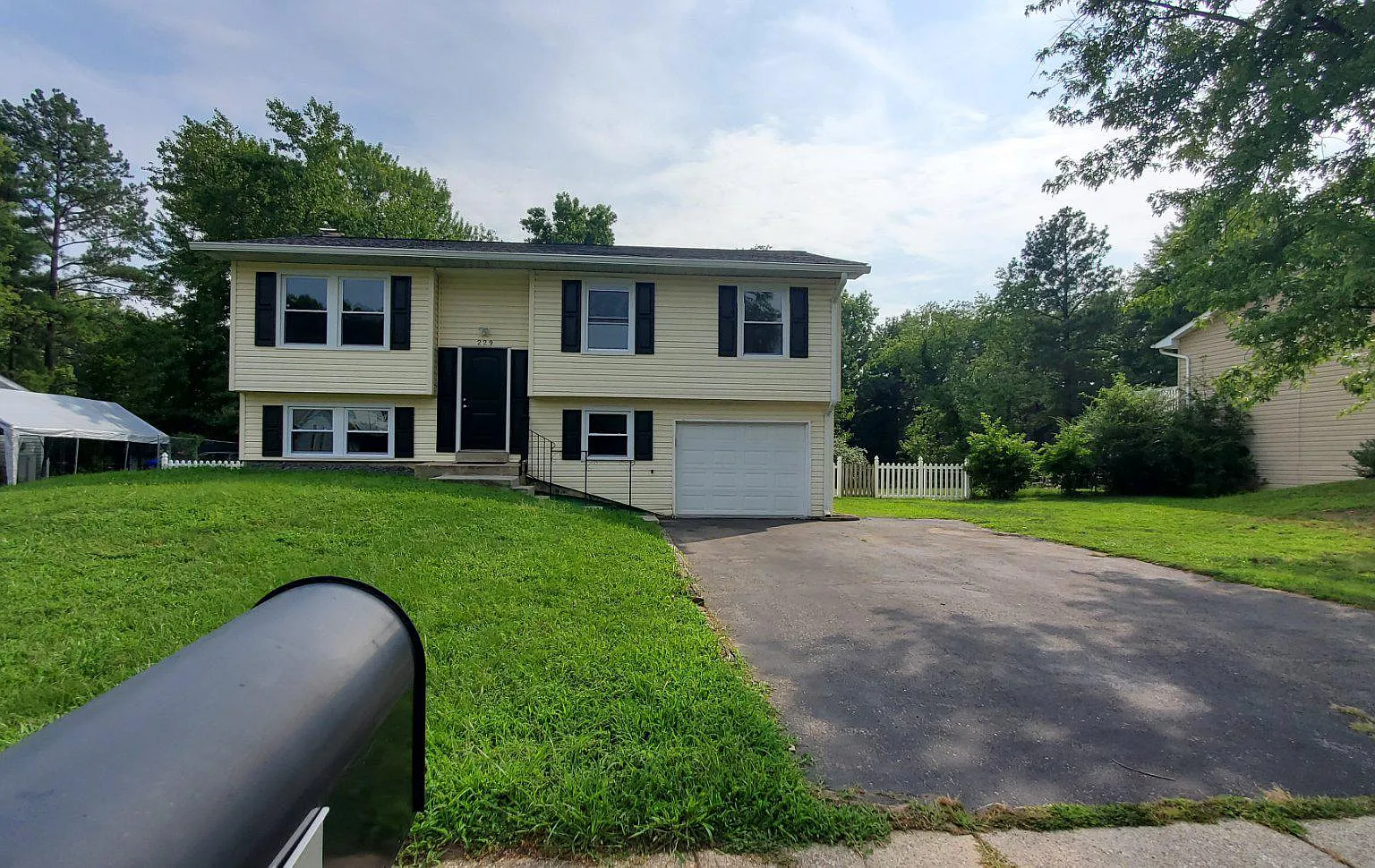 4 bed, 2.0 bath, 1689 sqft, $3,000 — Photo 2