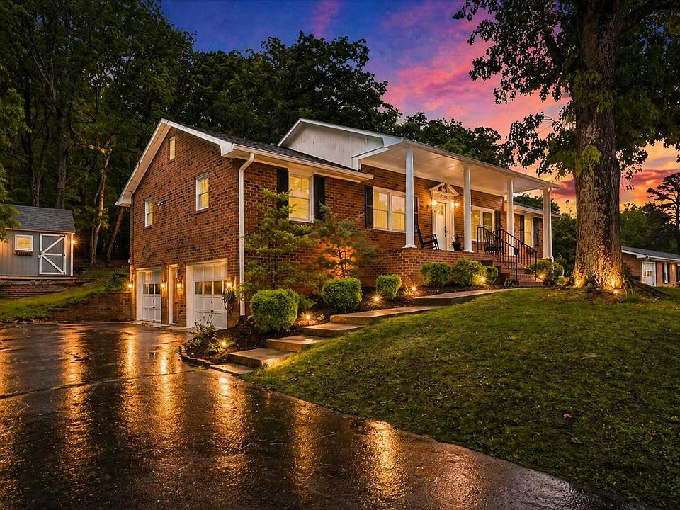1st image of 2030 Surrey Ln