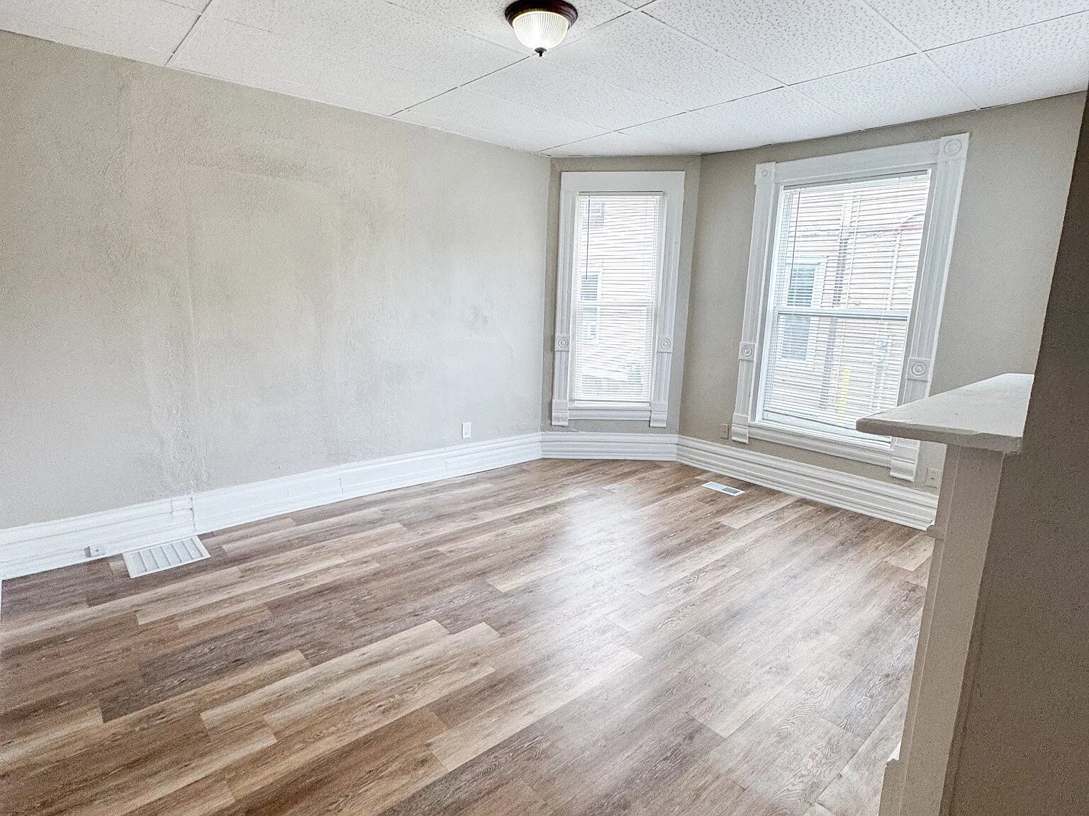 Updated 1 Bed / 1 Bath with Parking on the West Side Near Downtown — Photo 4