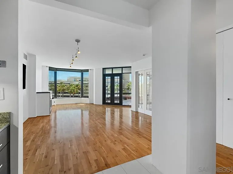500 W Harbor Dr #504 — Photo 4