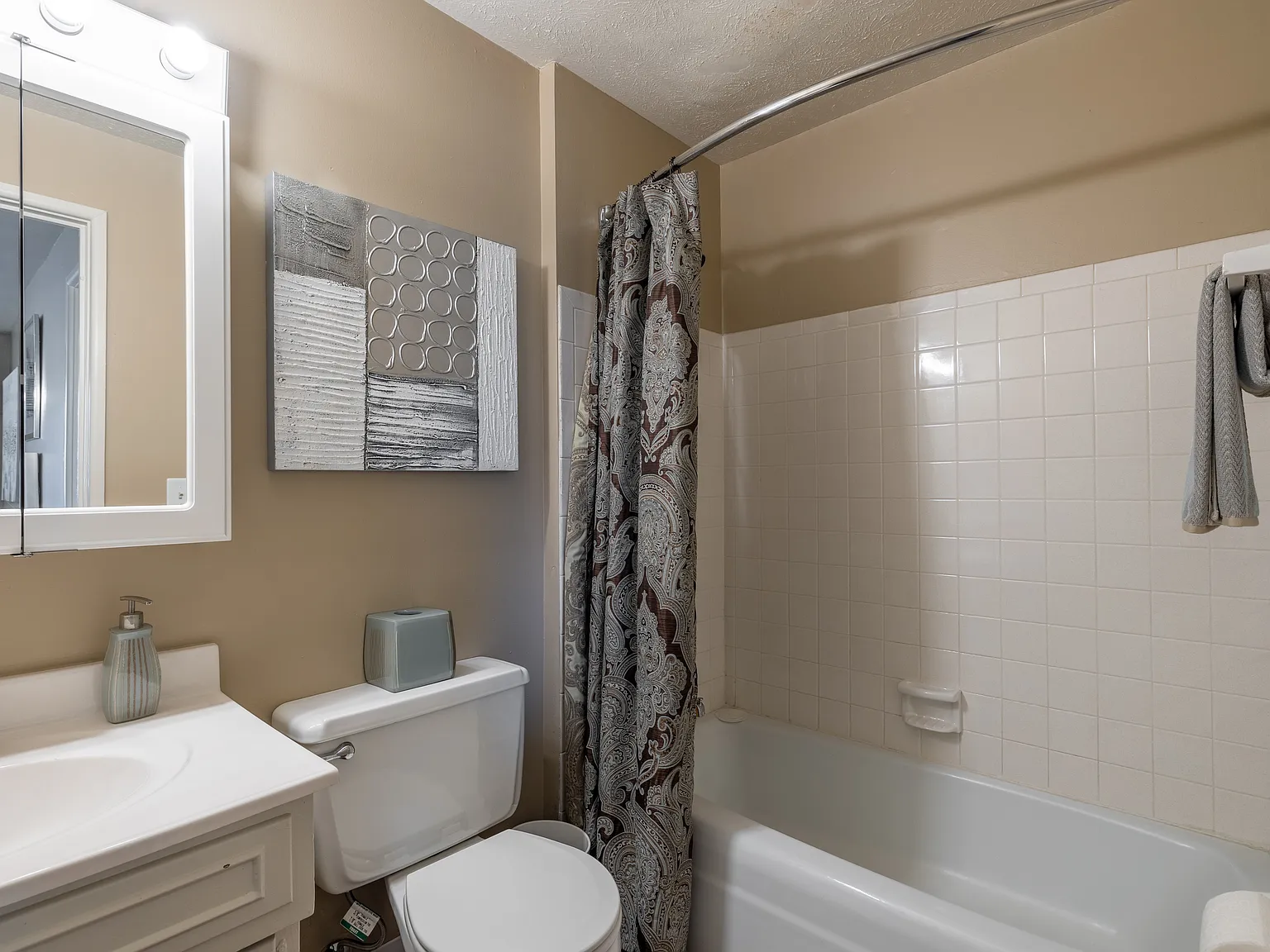Four Seasons Apartments & Townhomes — Photo 4