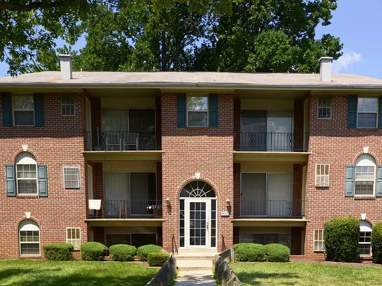 Woodridge Apartments — Photo 18
