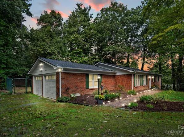 7 Galax Ln, Hendersonville, NC 28791